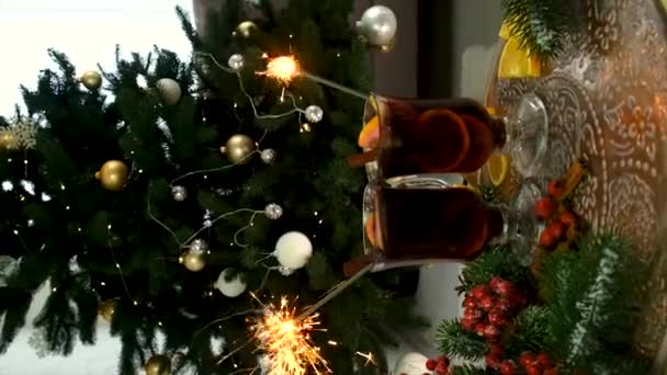 Glühwein Auf Dem Hintergrund Des Weihnachtsbaums Selektiver Fokus Urlaub — Stockvideo