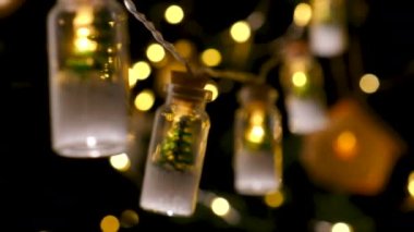 Geceleyin ağaçta Noel çelengi. Seçici odaklanma. tatil.