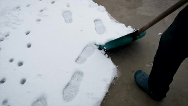 Mann Reinigt Schnee Mit Schaufel Selektiver Fokus Winter — Stockvideo