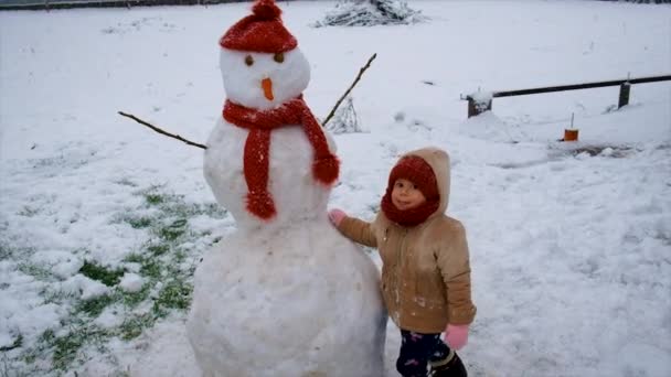 Дети Делают Снеговика Снега Избирательный Фокус Зима — стоковое видео