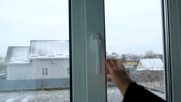 Plastik Pencereyi Elinle Kapat Seçici Odaklanma Erkek — Stok video