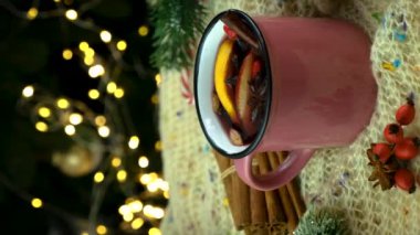 Yılbaşı ağacının arka planında şarap buldum. Seçici odaklanma. tatil.