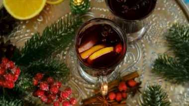 Yılbaşı ağacının arka planında şarap buldum. Seçici odaklanma. tatil.