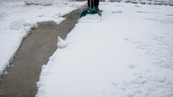 Człowiek Czyści Śnieg Łopatą Wybiórcze Skupienie Zima — Wideo stockowe