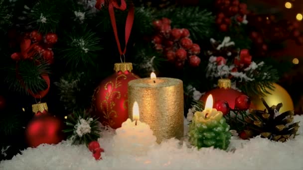 圣诞树背景上的圣诞装饰 有选择的重点 — 图库视频影像