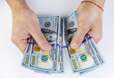 Bir adam dolar olarak para sayar. Seçici odaklanma. İnsanlar.