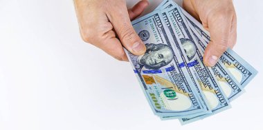 Bir adam dolar olarak para sayar. Seçici odaklanma. İnsanlar.