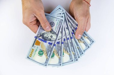 Bir adam dolar olarak para sayar. Seçici odaklanma. İnsanlar.