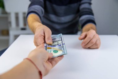 Adam ellerine dolar veriyor. Seçici odaklanma. İnsanlar.