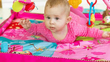 Oyun hasırındaki bebek. Seçici odaklanma. Çocuk.