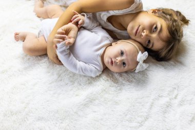 Küçük kız kardeşler battaniyeye uzanıyorlar. Seçici odaklanma. çocuk.