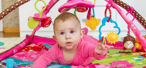 Oyun Hasırındaki Bebek Seçici Odaklanma Çocuk — Stok fotoğraf