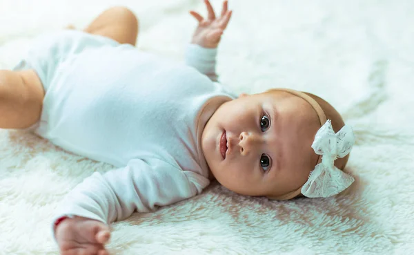 Babyschwestern Liegen Auf Einer Decke Selektiver Fokus Kind Stockbild