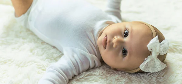 Babyschwestern Liegen Auf Einer Decke Selektiver Fokus Kind lizenzfreie Stockfotos