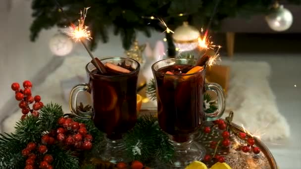 クリスマスツリーを背景にしたマルドワイン 選択的フォーカス — ストック動画