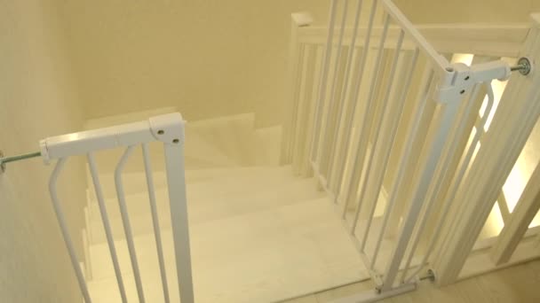 在楼梯上的格子为孩子 有选择的重点 — 图库视频影像