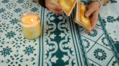 Falcı tarot kartlarında falcılık. Seçici odaklanma. İnsanlar.