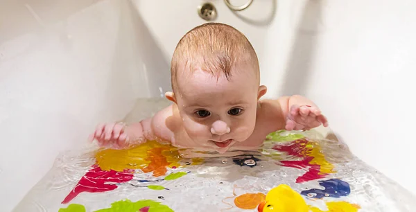 Bebek Banyoda Yıkanır Seçici Odaklanma Çocuk — Stok fotoğraf