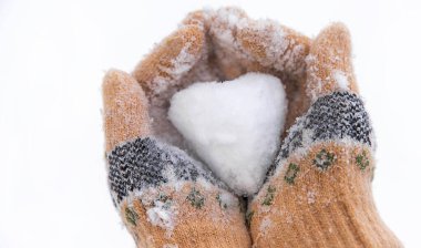 Kardan kalp ellerinde. Seçici odaklanma. kış.