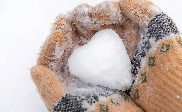 Snöhjärta Händerna Selektivt Fokus Vinter Stockfoto
