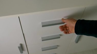 Shukhlyada çocuk eşyalarıyla dolu bir çekmecede. Seçici odaklanma. Ev.