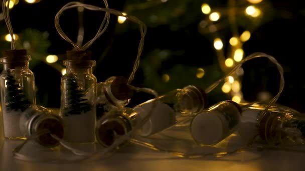 Χριστουγεννιάτικη Γιρλάντα Στο Δέντρο Νύχτα Επιλεκτική Εστίαση Διακοπές — Αρχείο Βίντεο