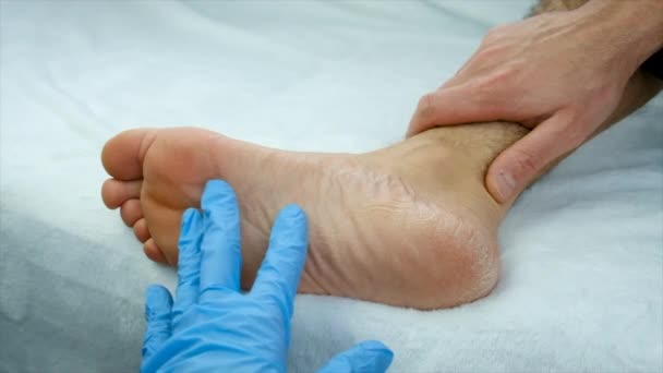 男性のかかとの足の乾燥肌 選択的フォーカス — ストック動画