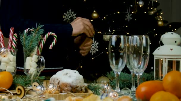 Vánoční Muž Otevírá Šampaňské Selektivní Soustředění Dovolená — Stock video