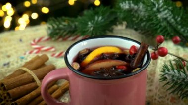 Yılbaşı ağacının arka planında şarap buldum. Seçici odaklanma. tatil.