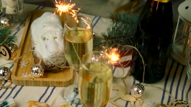 Şampanyanın Içinde Noel Havai Fişekleri Seçici Odaklanma Mutlu — Stok video