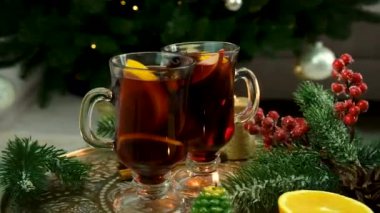 Yılbaşı ağacının arka planında şarap buldum. Seçici odaklanma. tatil.