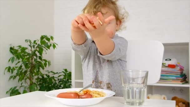 Niño Come Espaguetis Para Almuerzo Enfoque Selectivo Comida — Vídeos de Stock