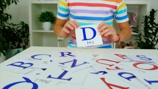 Английский Язык Учат Дети Столом Выборочный Фокус Kid — стоковое видео