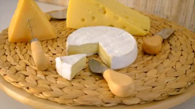 Masada farklı bir peynir var. Seçici odaklanma. Yiyecek..