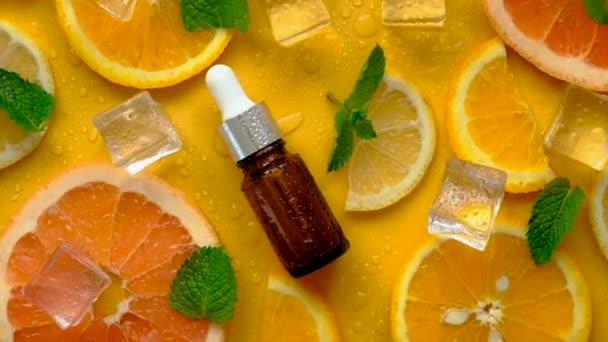 ボトルに柑橘類のエッセンシャルオイル 選択的フォーカス — ストック動画