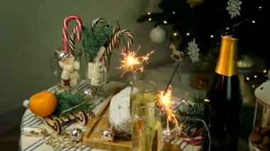 Şampanyanın içinde Noel havai fişekleri. Seçici odaklanma. Mutlu.