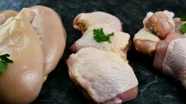 Mięso Kurczaka Ciemnym Tle Selektywne Skupienie Żywność — Wideo stockowe