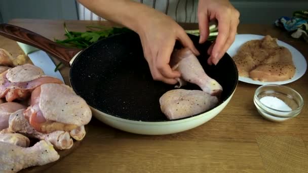 Een Vrouw Friet Kippenvlees Een Koekenpan Selectieve Focus Voedsel — Stockvideo