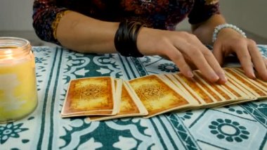 Falcı tarot kartlarında falcılık. Seçici odaklanma. İnsanlar.
