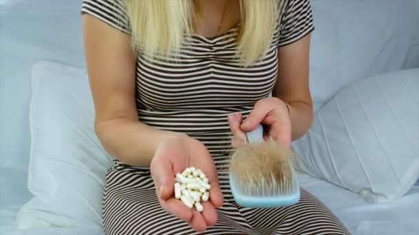 Витамины Выпадения Волос Женщиной Выборочный Фокус Люди — стоковое видео