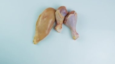 Hafif arka planda tavuk eti. Seçici odaklanma. yiyecek.