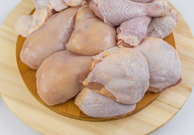 Hafif arka planda tavuk eti. Seçici odaklanma. yiyecek.