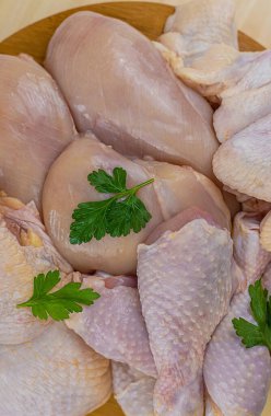 Hafif arka planda tavuk eti. Seçici odaklanma. yiyecek.