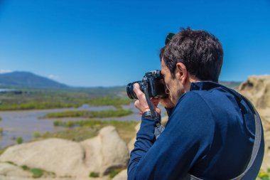 Turistler manzaranın fotoğraflarını çeker. Seçici odaklanma. seyahat.