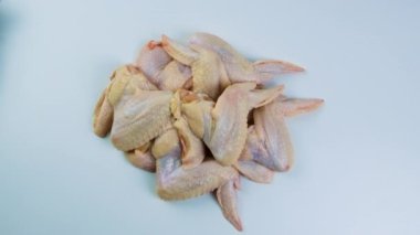 Hafif arka planda tavuk eti. Seçici odaklanma. yiyecek.