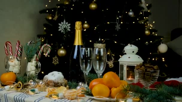 クリスマステーブルとシャンパン 選択的フォーカス — ストック動画
