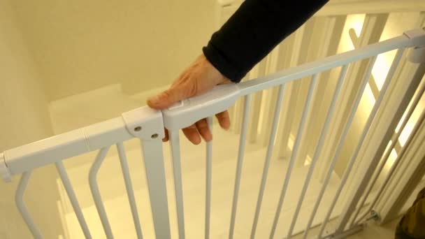 Uma Treliça Nas Escadas Para Criança Foco Seletivo Pessoas — Vídeo de Stock