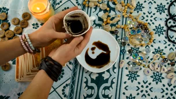 Wahrsagerin Auf Kaffeesatz Selektiver Fokus Lebensmittel — Stockvideo