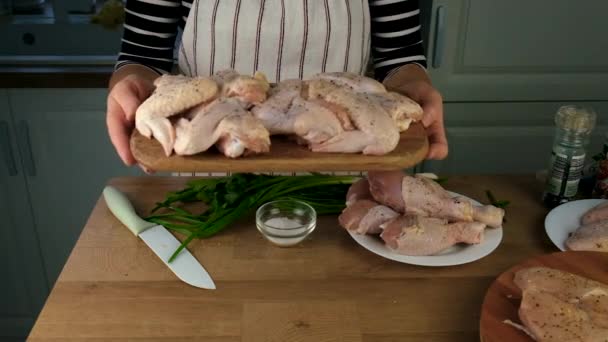 鶏の肉を選ぶ女性 選択的集中 食べ物 — ストック動画