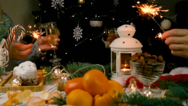 Різдвяний Чоловік Жінка Пара Шампанським Вибірковий Фокус Відпочинок — стокове відео